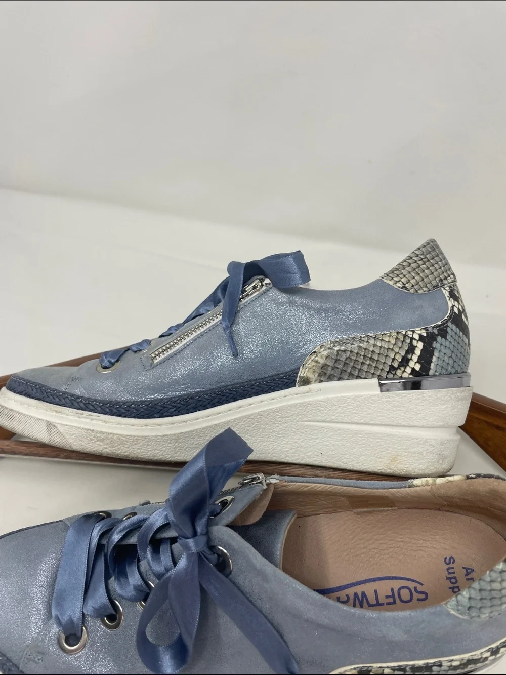 Softwaves Blue & Snakeskin Print Lace-Up Wedged Sneakers Size 9.5